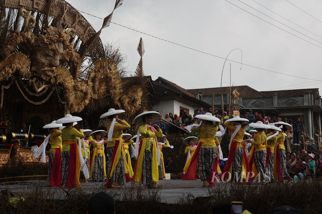 Komunitas Diajeng dari Semarang menampilkan tari Prau Layar dalam acara Festival Lima Gunung XXI di Dusun Mantran Wetan, Desa Girirejo, Kecamatan Ngablak, Kabupaten Magelang, Jawa Tengah, Sabtu (1/10/2022). 