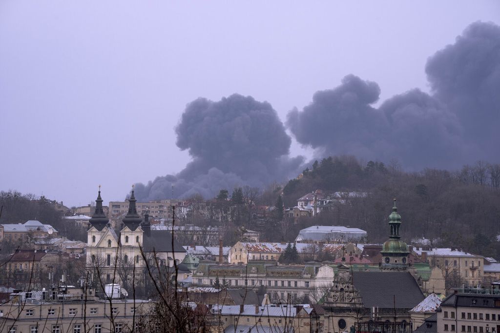 Asap mengepul di antara bangunan setelah militer Rusia menyerang Kota Lviv, Ukraina, Sabtu (26/3/2022). Beberapa kota, antara lain Chernihiv, Kharkiv, dan Mariupol, mengalami hal serupa sejak beberapa pekan terakhir dengan kehancurannya akibat serangan militer Rusia.