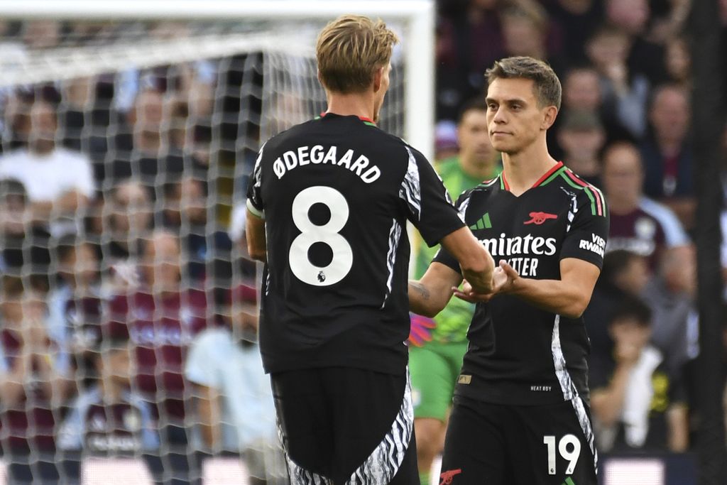 Ekspresi penyerang Arsenal, Leandro Trossard (kanan), usai mencetak gol ke gawang Aston Villa pada laga Liga Inggris di Stadion Villa Park, Birmingham, Minggu (25/8/2024) dini hari WIB. Arsenal menang 2-0.