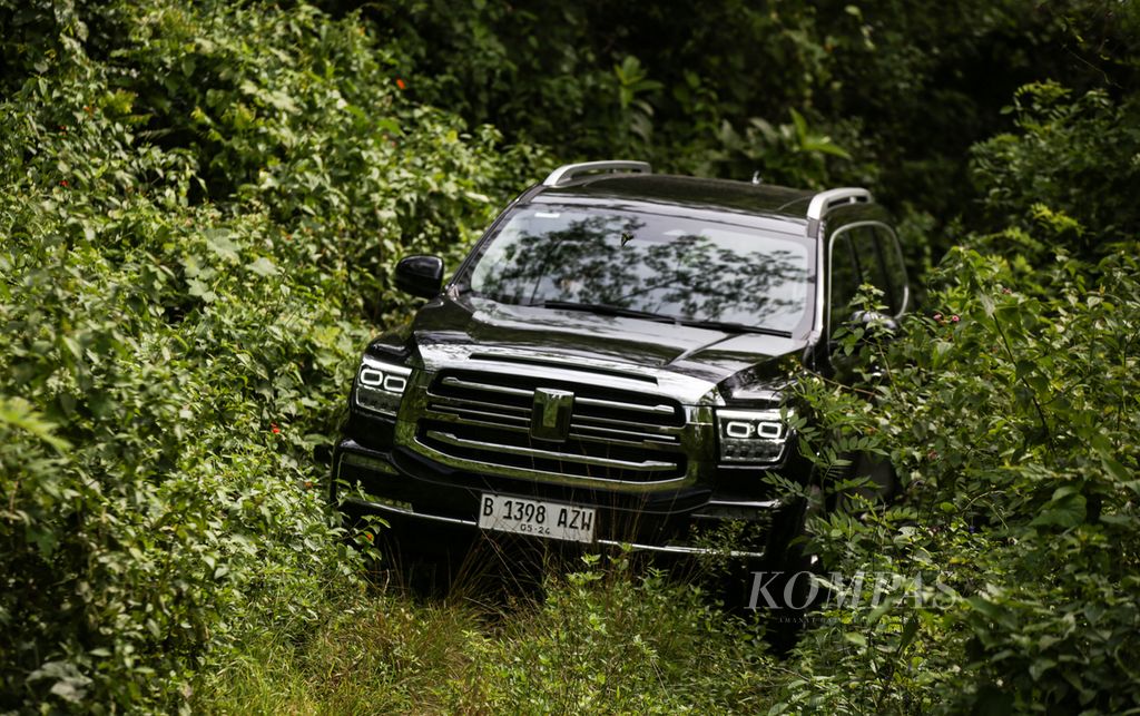 SUV premium berkemampuan <i>off-road</i>, GWM Tank 500, saat diuji kendara di jalur <i>off-road</i> di kawasan Batukaras, Kecamatan Cijulang, Kabupaten Pangandaran, Jawa Barat, Selasa (23/4/2024).