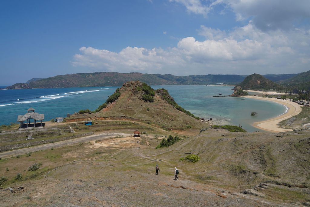 Pemandangan laut dari Bukit Seger di Pujut, Lombok Tengah, Nusa Tenggara Barat, Senin (18/10/2021). Tempat ini selalu ramai saat digelar Festival Bau Nyale untuk menghormati Putri Mandalika.