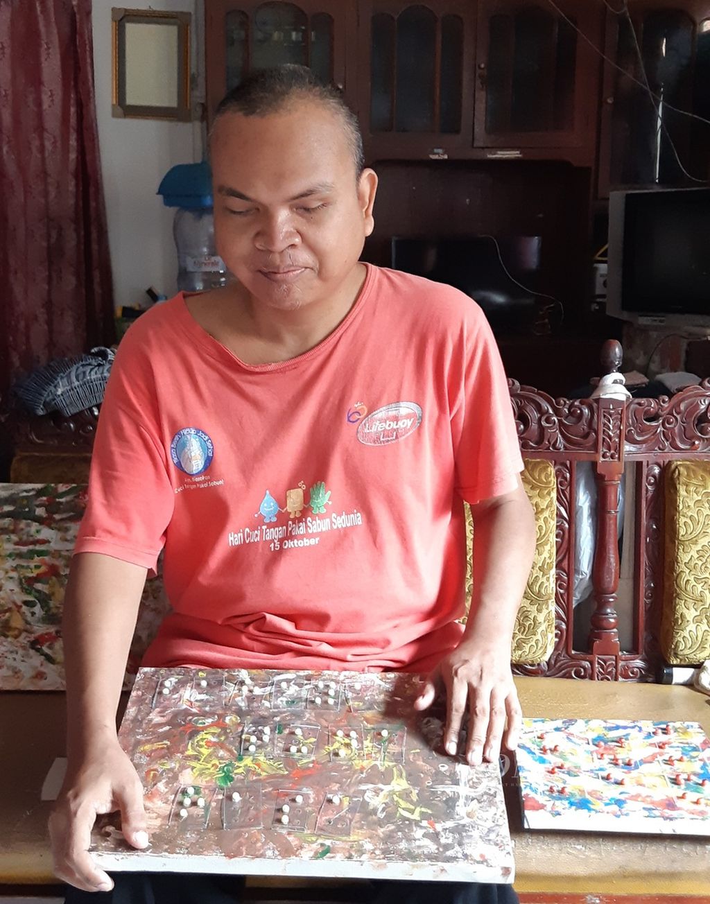 Muhammad "Nanang" Hariyanto, tunanetra yang membuat lukisan dan wayang untuk dinikmati tunanetra.