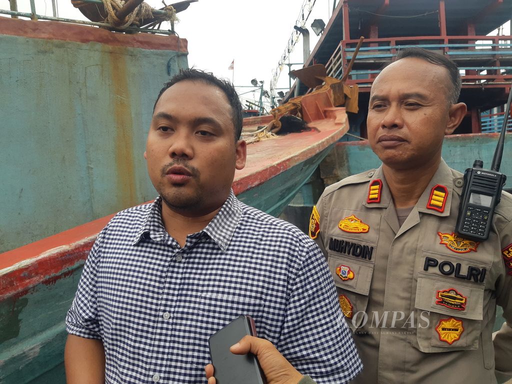 The head of the Criminal Investigation Unit of Cirebon City Police, Adjunct Commissioner Anggi Eko Prasetyo (left), provided information regarding the incident at the Kejawanan Fisheries Port in Cirebon City, West Java, on Tuesday (23/4/2024). Police found two people dead and another in critical condition while cleaning the ship's deck.
