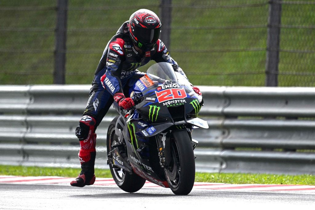 Pebalap Monster Energy Yamaha, Fabio Quartararo, mengerem motornya saat melewati tikungan di hari pertama tes pramusim MotoGP di Sirkuit Internasional Sepang, Malaysia, Jumat (10/2/2023). 