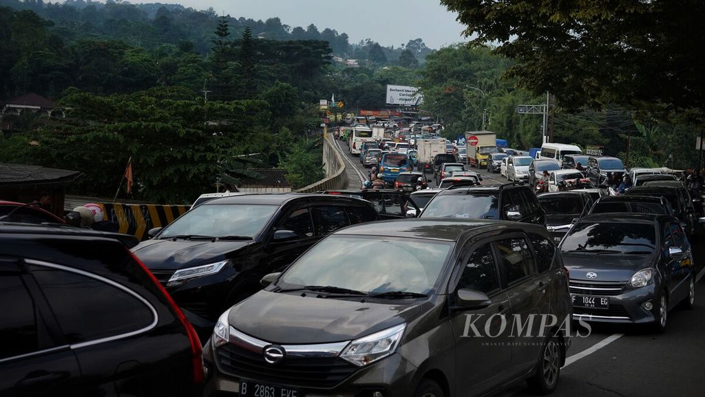Suasana lalu lintas kendaraan di Megamendung, Bogor, Jawa Barat, Rabu (22/3/2023). 