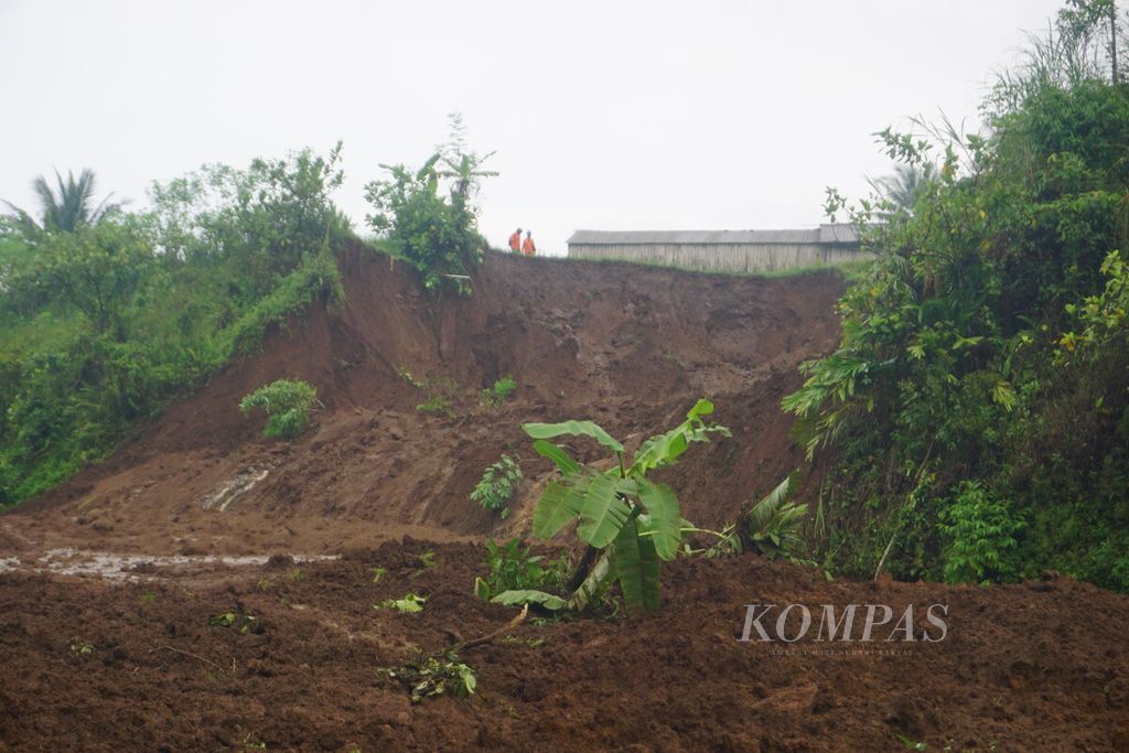 Pembersihan tanah longsor yang menimbun rel di Desa Gununglurah, Kecamatan Cilongok, Kabupaten Banyumas, Jawa Tengah, Senin (4/12/2023), ditargetkan selesai sore ini.