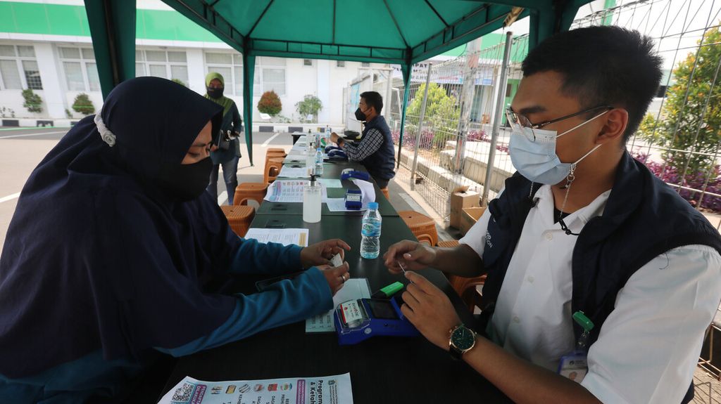 Petugas melayani warga penerima manfaat Program Pangan Bersubsidi saat berbelanja menggunakan Kartu Jakarta Pintar (KJP) di lokasi distribusi Food Station di Pasar Induk Beras Cipinang, Jakarta Timur, Senin (6/9/2021). 