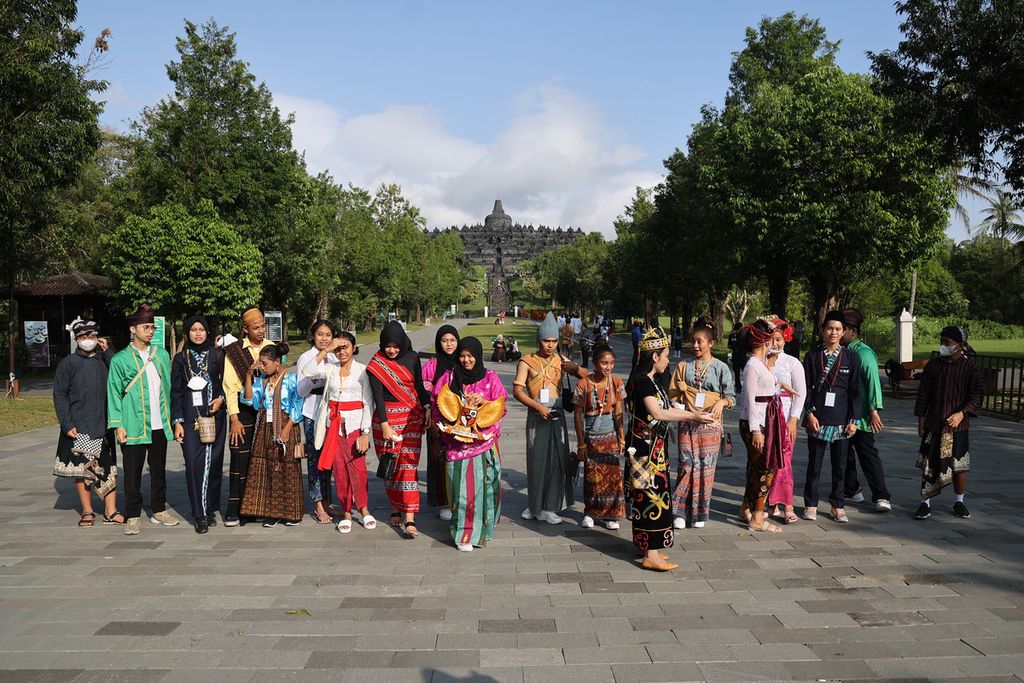 Pelajar dari berbagai daerah peserta ajang Borobudur Student Festival berkunjung ke Taman Wisata Candi Borobudur, Magelang, Jawa Tengah, Senin (27/6/2022). 
