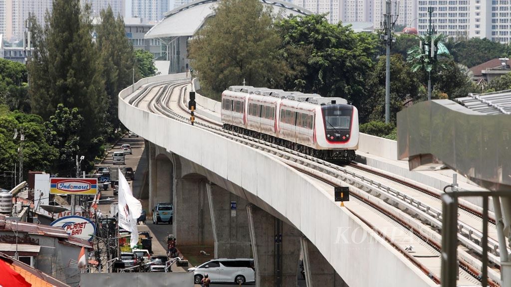 Kereta ringan (LRT) Jakarta rute Velodrome-Kelapa Gading memasuki Stasiun Velodrome, Rawamangun, Jakarta Timur, Senin (25/2/2019). Kementerian Perhubungan menargetkan moda transportasi modern ini diuji coba akhir bulan ini.