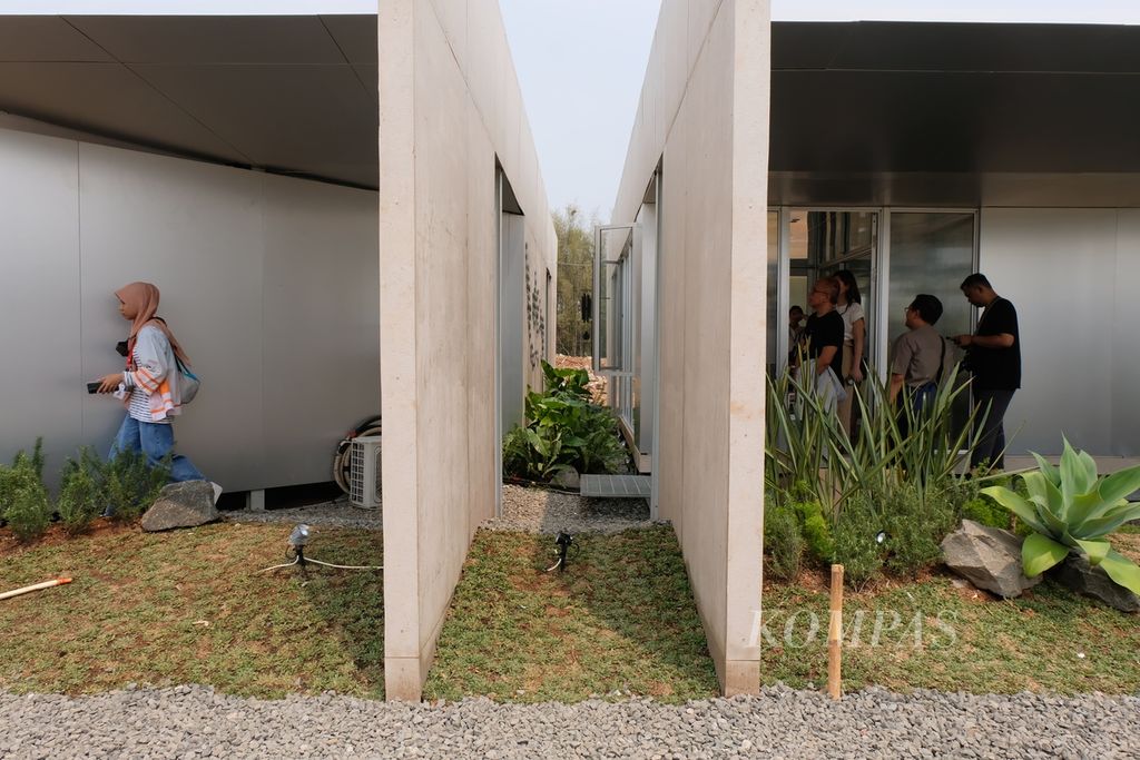  Suasana instalasi bertajuk Terasa oleh arsitek Primaldy Perdana dari Pravva Studio berkolaborasi dengan YKK AP yang dipamerkan pada Bintaro Design District 2023 di kawasan Bintaro, Tangerang Selatan, Banten, Rabu (8/11/2023). 