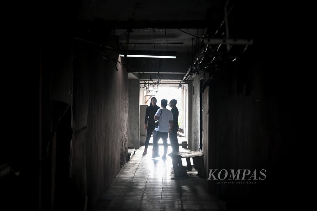 Sejumlah pengunjung saat berada di salah satu lantai bangunan rumah susun mangkrak di belakang Pasar Sumber Artha, Kelurahan Bintara Jaya, Kecamatan Bekasi Barat, Kota Bekasi, Selasa (9/8/2022). Rusun ini merupakan salah satu lokasi <i>shooting</i> film <i>Pengabdi Setan 2:Communion</i>.