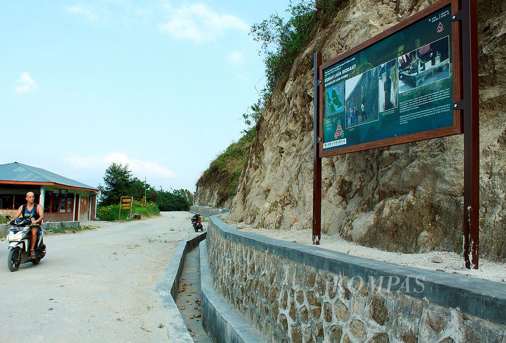 Salah satu situs geologi Danau Kaldera Toba, yakni struktur bebatuan bekas kubah lava riodasit, di Jalan Lingkar Tuktuk Siadong, Kabupaten Samosir, Sumatera Utara, pada Februari 2015. 