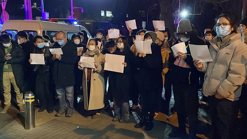 Pengunjuk rasa berkumpul membawa kertas kosong memprotes kebijakan nihil Covid-19 yang ketat dan berdampak pada kematian sejumlah orang di Beijing, China, 28 November 2022. 
