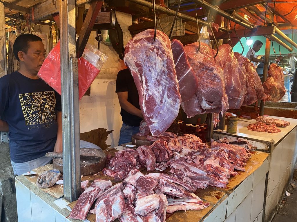 Pedagang menjajakan daging sapi yang ia terima dari pemotongan hewan sejak pagi di Pasar Senen, Jakarta Pusat, Senin (13/3/2023). Dari penyuplai, pedagang biasanya mengambil selisih Rp 5.000 hingga Rp. 15.000 per kilogram daging.