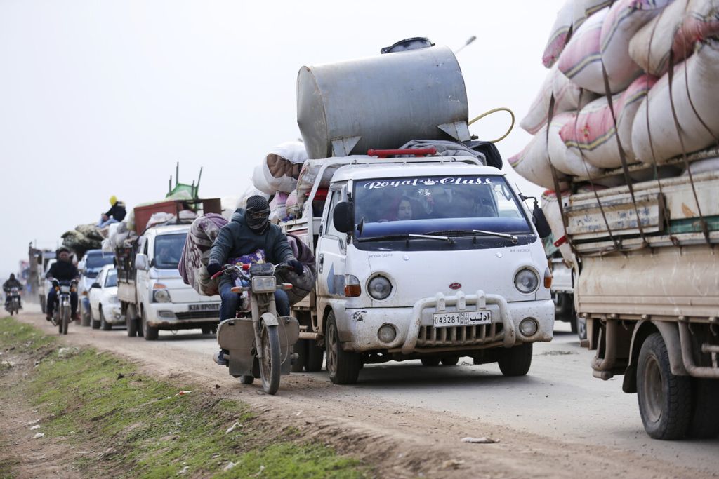 File foto pada 29 Januari 2020. Warga Suriah mengungsi dari provinsi Idlib, Suriah, menuju perbatasan Turki. Jalan raya M5 direbut kembali oleh pasukan Presiden Bashar Assad minggu ini.