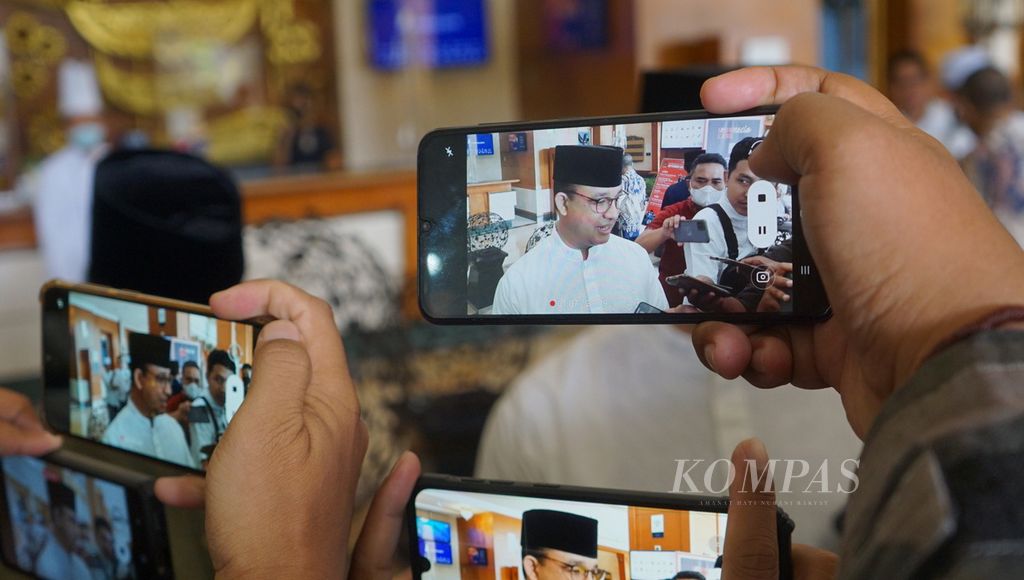 Anies Baswedan diwawancarai wartawan selepas sarapan bersama Gibran Rakabuming Raka, di Kota Surakarta, Jawa Tengah, Selasa (15/11/2022). 