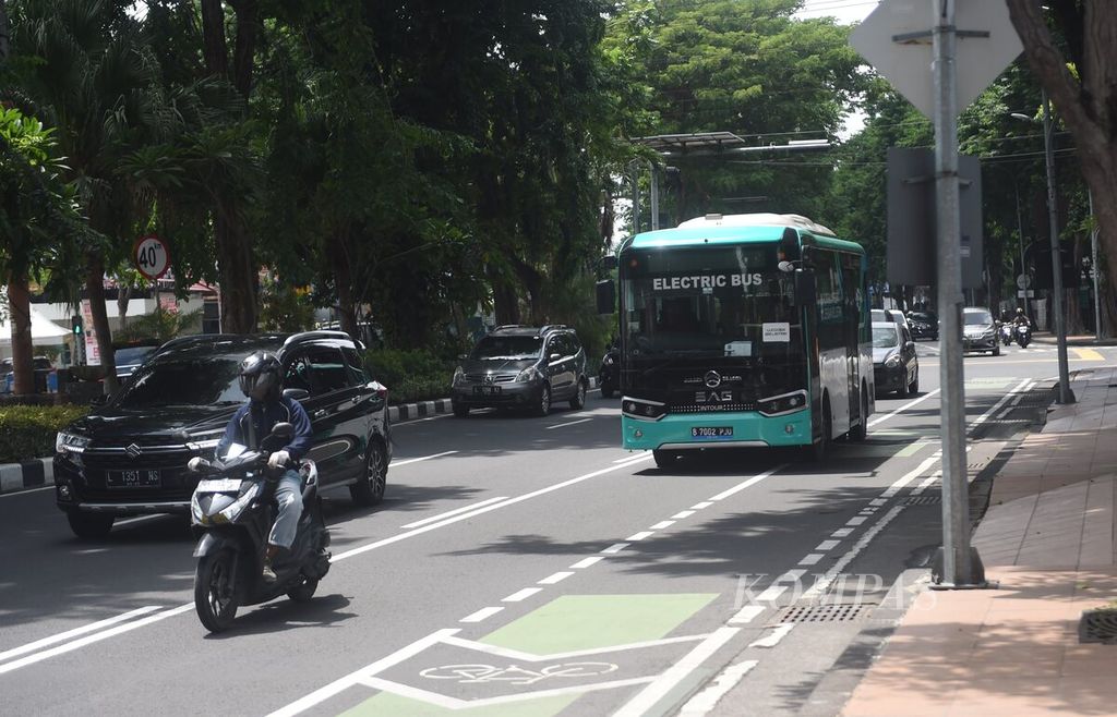 Bus listrik melintasi Jalan Darmo, Surabaya, Jumat (26/1/2023). Masa uji coba bus listrik di Surabaya akan berakhir pada Januari ini. Sejak November 2023, sebanyak tujuh bus berbagai ukuran beroperasi melayani warga Surabaya. 