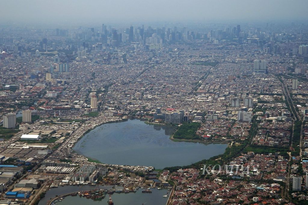 Kepadatan permukiman dan gedung pencakar langit di Jakarta, Selasa (19/10/2021). 