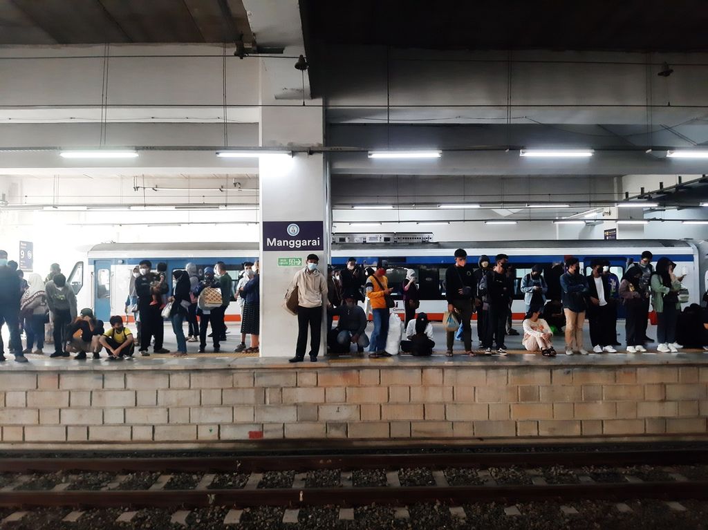 Kepadatan penumpang mulai terjadi dari sore hingga malam hari di Stasiun Manggarai, Tebet, Jakarta Selatan, Selasa (14/3/2023).