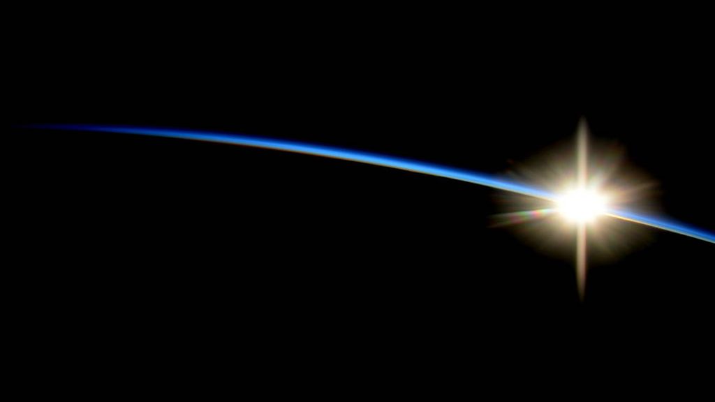 Citra Matahari terbit yang diambil oleh antariksawan Badan Penerbangan dan Antariksa Amerika Serikat (NASA) Reid Wiseman dari Stasiun Ruang Angkasa Internasional (ISS). Foto ini diunggah Wiseman di media sosialnya pada 29 Oktober 2014.
