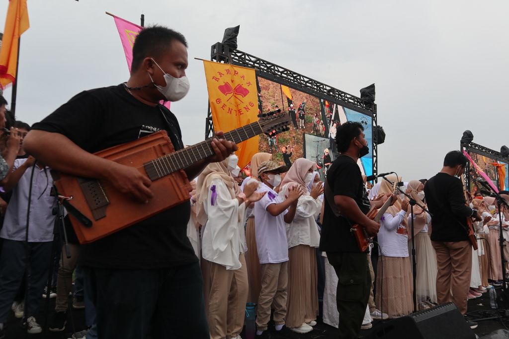 Pemusik memainkan gitar yang terbuat dari genteng dalam pertunjukan Rampak Genteng 2021 di lapangan bekas Pabrik Gula Jatiwangi, Kabupaten Majalengka, Jawa Barat, Kamis (11/11/2021). 