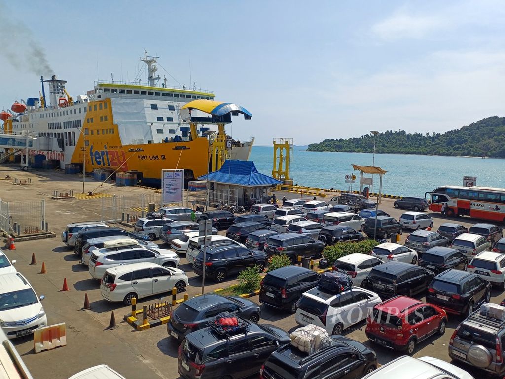 Mobil mengantre untuk masuk menuju kapal di Dermaga Eksekutif Pelabuhan Merak, Cilegon, Banten, Minggu (7/4/2024).