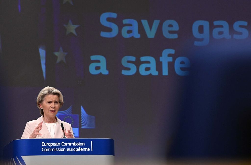 Presiden Komisi Eropa Ursula von der Leyen berbicara dalam konferesni pers setelah pertemuan bertajuk Selamatkan Gas untuk Selamatkan Musim Dingin di markas besar Uni Eropa di Brussels, Belgia, 20 Juli 2022. 