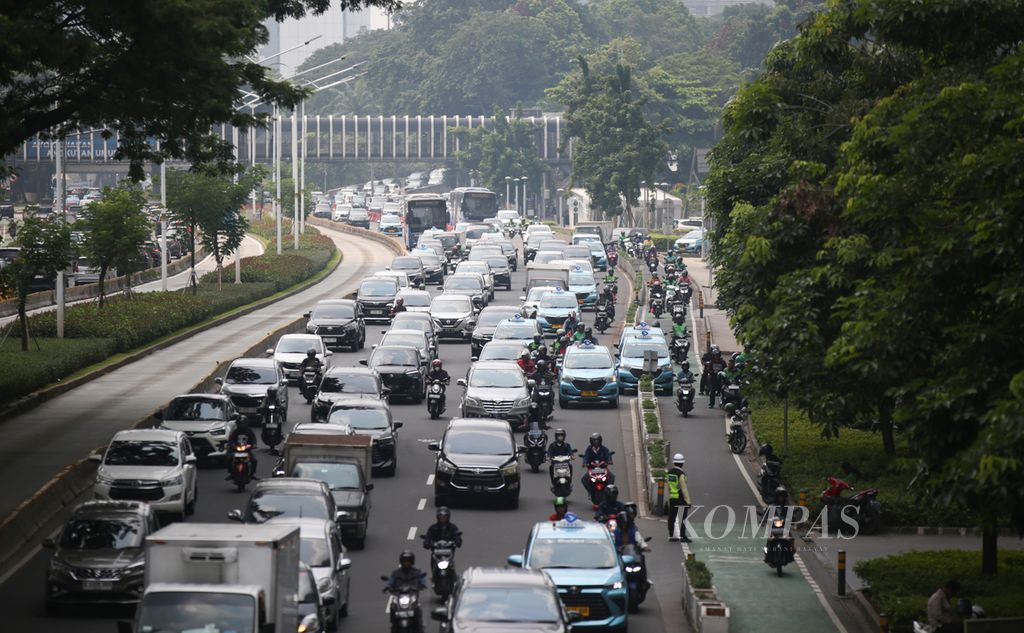 The density of vehicles on Jenderal Sudirman protocol road in Jakarta on Monday (6/5/2024). Amid various global and domestic uncertainties, Indonesia's economy managed to grow 5.11 percent. Domestic activities, such as the election celebration and the Ramadan momentum, become the pillars of economic growth, reaching the highest number in the last five years.