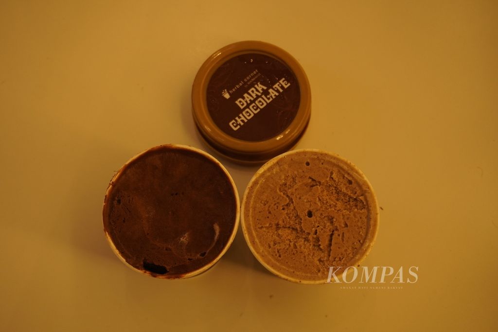 Es krim jamu yang terbuat dari campuran cokelat dan jamu Tolak Angin siap disantap di sebuah kafe jamu di Kecamatan Semarang Tengah, Kota Semarang, Jawa Tengah, Selasa (11/6/2024). Di kafe tersebut, jamu diolah menjadi minuman kekinian, seperti jamu <i>blend</i> (diblender), jamu <i>shake</i> (kocok), hingga es krim jamu. Jamu dihadirkan secara unik dan menarik untuk memikat pembeli berusia muda.