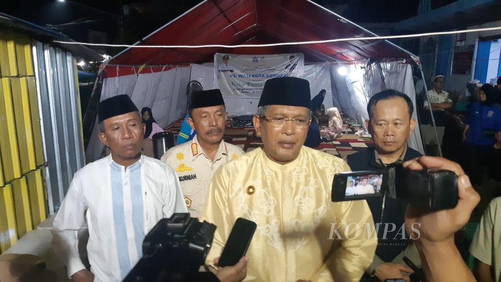 Penjabat Wali Kota Kendari Muhammad Yusuf ditemui di salah satu titik banjir terparah di Kendari, Sulawesi Tenggara, Sabtu (16/3/2024). Menurut Yusuf, pemerintah akan merelokasi warga yang menetap di kawasan konservasi Tahura Nipa-Nipa.
