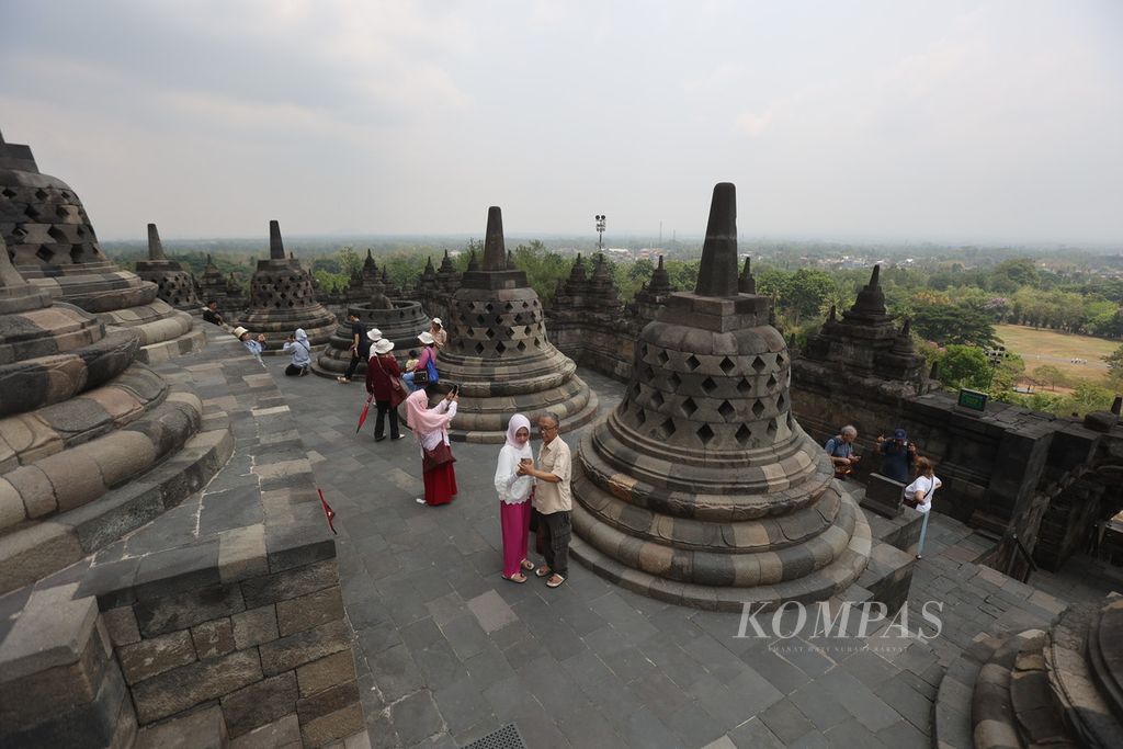 Sejumlah wisatawan berkunjung ke bangunan Candi Borobudur, Magelang, Jawa Tengah, Rabu (25/10/2023). Sejak beberapa waktu lalu, jumlah wisatawan yang naik ke bangunan Candi Borobudur dibatasi sekitar 1.200 pengunjung per hari. 