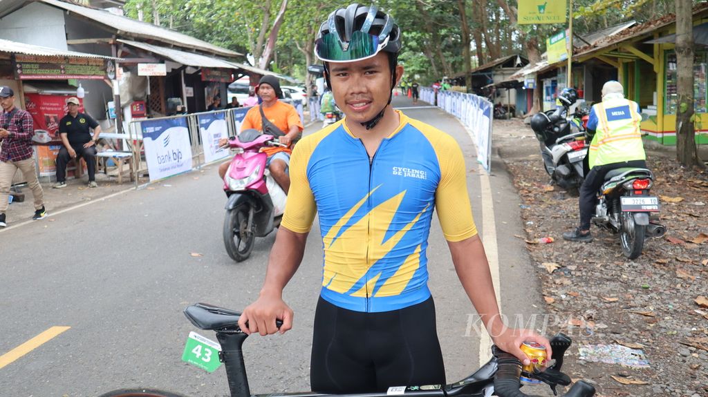 Angga Dwi Wahyu Prahesta dari Dr J Cycling Malang finis pertama dalam etape pertama Cycling de Jabar 2023. Etape pertama dimulai dari Geopark Ciletuh hingga Rancabuaya, Kabupaten Garut, Jawa Barat sepanjang 199,7 kilometer.