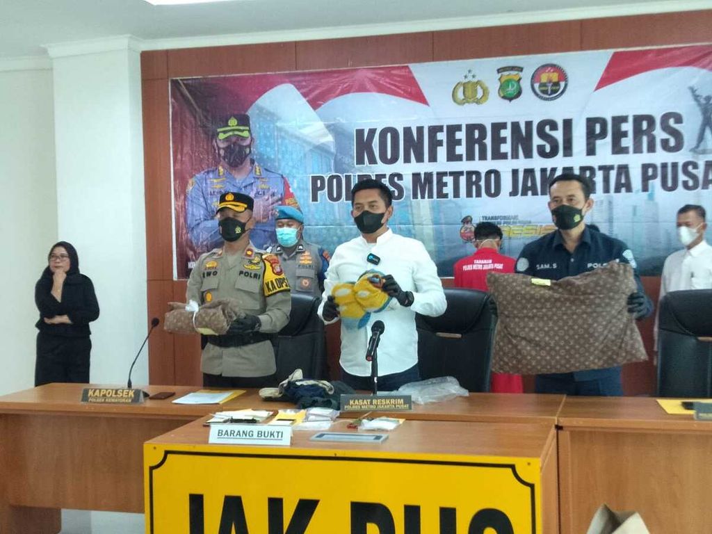 Polres Metro Jakarta Pusat merilis kasus pemerkosaan dan penganiayaan terhadap perempuan 19 tahun berinisial TM oleh tiga pemuda di daerah Kemayoran, Jakarta Pusat, Senin (25/4/2022). Kejadian itu dilaporkan pada Jumat (24/4/2022) setelah korban dibawa para pelaku ke rumah sakit dan meninggal.