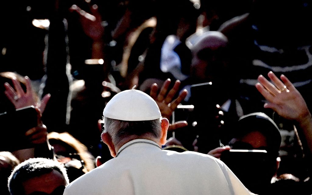 Paus Fransiskus tiba untuk memimpin audiensi umum mingguannya di Lapangan Santo Petrus di Kota Vatikan, Rabu (11/102023). 