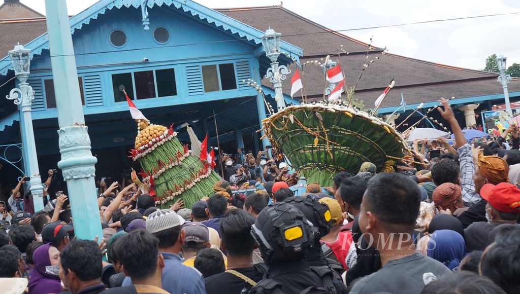 Dua gunungan tengah diperebutkan warga dalam perayaan Grebeg Maulud Keraton Kasunanan Surakarta Hadiningrat, di Kota Surakarta, Jawa Tengah, Sabtu (8/10/2022).