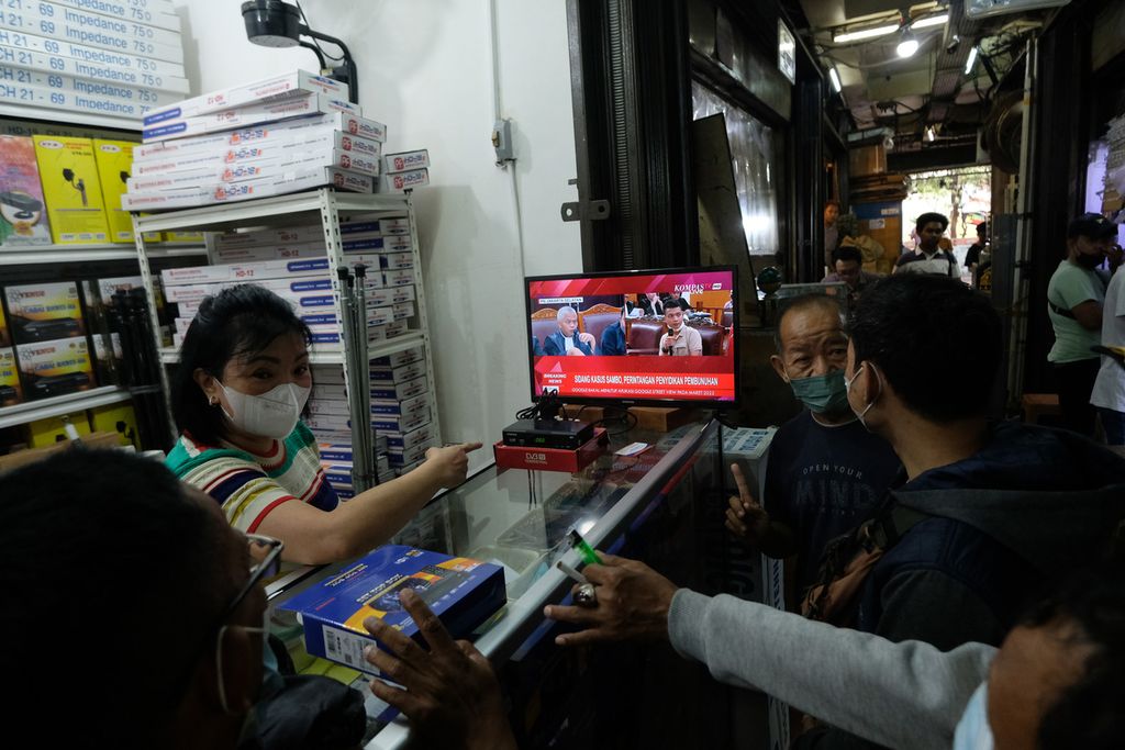 Penjual antena mencoba Set Top Box (STB) televisi digital yang akan dibeli warga di Kawasan Glodok Makmur, Jakarta Barat, Kamis (3/11/2022). Penjualan STB meningkat setelah Kementerian Komunikasi dan Informasi (Kominfo) mematikan siaran televisi analog pada 2 November 2022 lalu. 