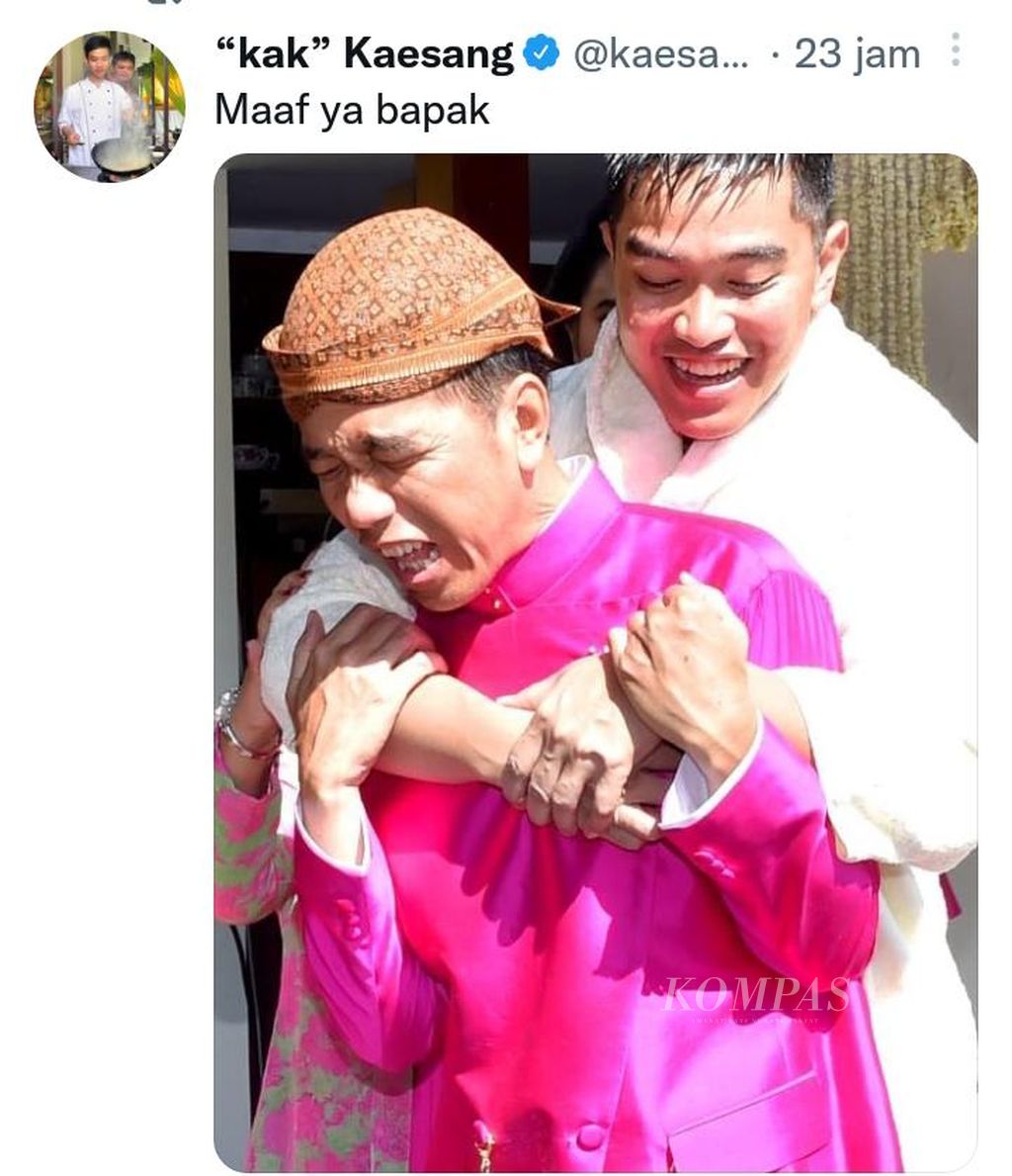 Tangkapan layar dari Twitter @kaesangp menunjukkan Presiden Joko Widodo menggendong putra bungsunya, Kaesang Pangarep, dalam acara siraman menjelang pernikahan Kaesang dengan Erina Gudono. 