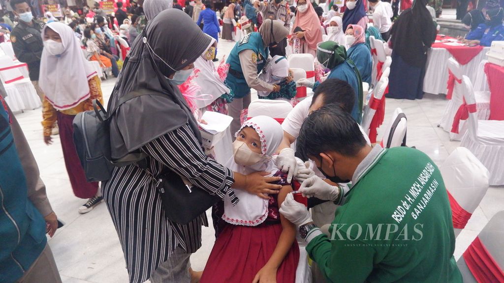 Petugas memvaksin anak-anak dalam kegiatan vaksinasi Covid-19 serentak yang digelar Kepolisian Daerah Kalimantan Selatan di Gedung Sultan Suriansyah, Kota Banjarmasin, Kamis (10/2/2022). Vaksinasi tersebut menyasar 3.000 orang dari kelompok anak-anak, lansia, dan masyarakat umum.