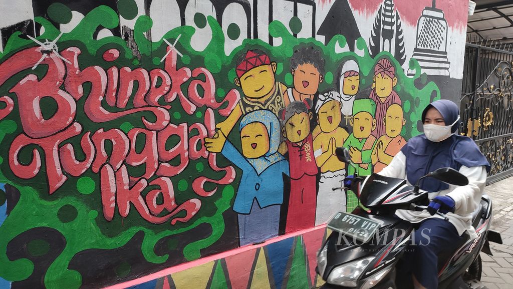 Warga melintas di depan mural bertema kebinekaan di kawasan Larangan Utara, Tangerang, Banten, Rabu (11/5) 2022). Semangat keberagaman dalam persatuan terus disuarakan dan dikampanyekan secara simultan dan lintas generasi oleh masyarakat untuk menjaga keutuhan Negara Kesatuan Republik Indonesia.