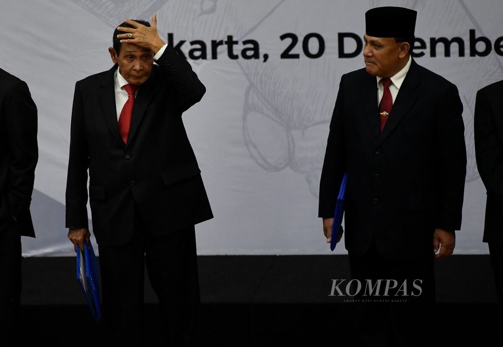 The Chairman of the Supervisory Board of the Corruption Eradication Commission, Tumpak Hatorangan Panggabean (left), and the Chairman of the Corruption Eradication Commission, Firli Bahuri, during the handover of duties and farewell event for the leadership of the Corruption Eradication Commission 2019-2023 at the Red and White Building of the Corruption Eradication Commission, Jakarta, Friday (20/12/2019).