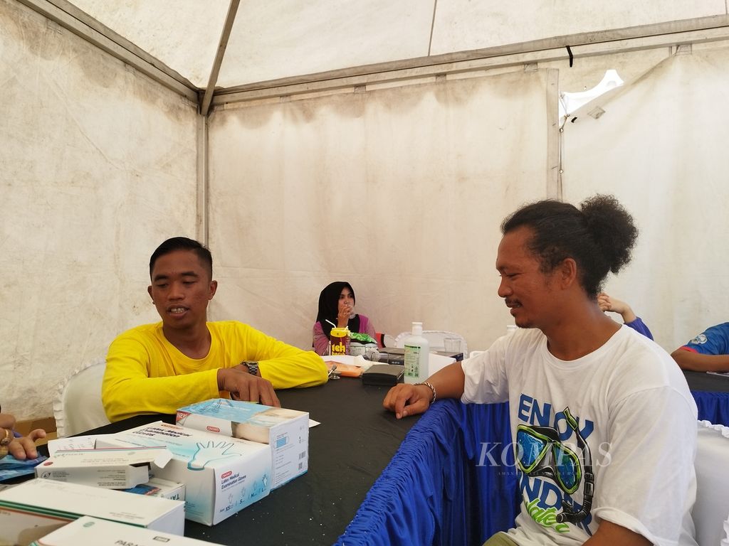 Ricky (35) memeriksakan diri di Pos Layanan Kesehatan Ekspedisi Rupiah Berdaulat 2024 di Pulau Derawan, Kabupaten Berau, Kalimantan Timur, Minggu (25/2/2024).