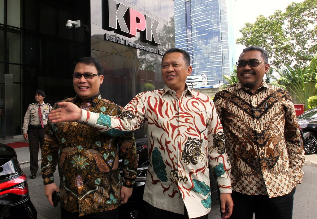 Ketua Majelis Perwailan Rakyat Bambang Soesatyo (tengah) didampingi wakilnya, Ahmad Basarah (kiri) dan Jazilul Fawaid (kanan) datang ke gedung Komisi Pemberantasan Korupsi , Jakarta, Senin (09/03/2020). 