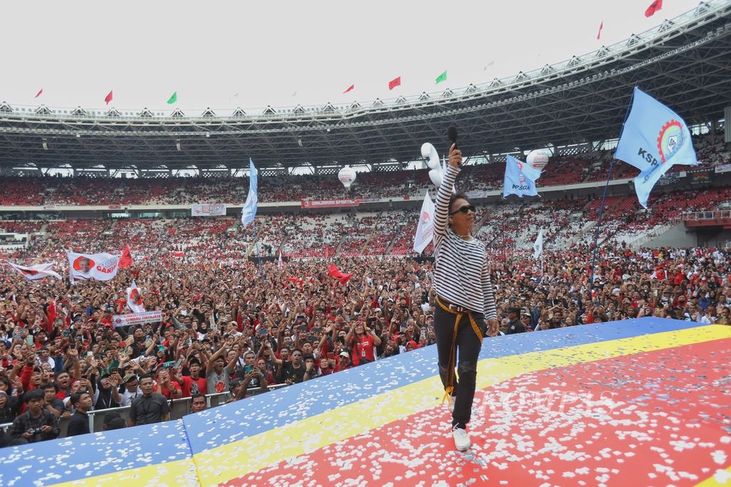 Vokalis band Slank Kaka menghibur para sukarelawan dan simpatisan Ganjar-Mahfud dalam kampanye akbar di Stadion Utama Gelora Bung Karno, Jakarta, Sabtu (3/2/2024). 