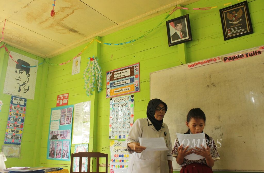 Guru membimbing siswa dalam pembelajaran membaca di kelas III Sekolah Dasar Negeri 008 Tanjung Palas Timur, Kabupaten Bulungan, Kalimantan Utara, Rabu (12/4/2023). 