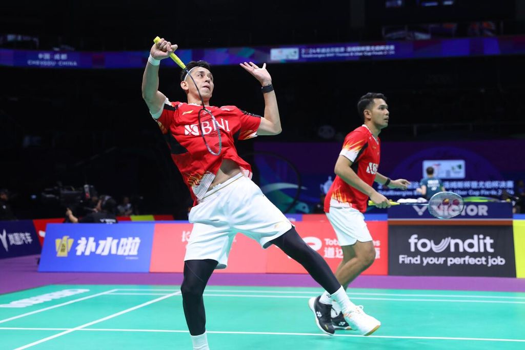 Fajar Alfian/Muhammad Rian Ardianto competed in a match against Ben Lane/Sean Vendy (England) during the group stage of the Thomas Cup on Saturday (27/4/2024), held at the Chengdu Hi Tech Zone Sports Centre Gymnasium, Chengdu, China. Fajar/Rian won, 21-18, 21-12.