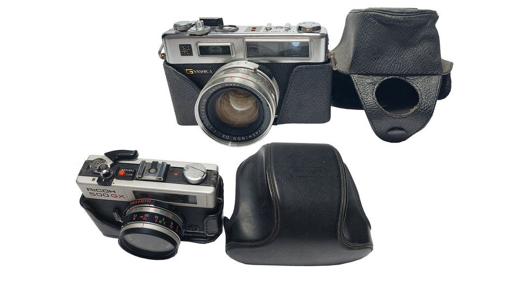 Tas kamera Yashica dan Ricoh mengikuti kontur kamera.