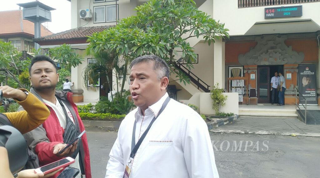 Ketua KPU Bali I Dewa Agung Gede Lidartawan menerangkan perihal penyerahan syarat dukungan minimal pemilih bakal calon anggota DPD untuk Pemilu 2024 di KPU Bali, Kota Denpasar, Senin (26/12/2022).