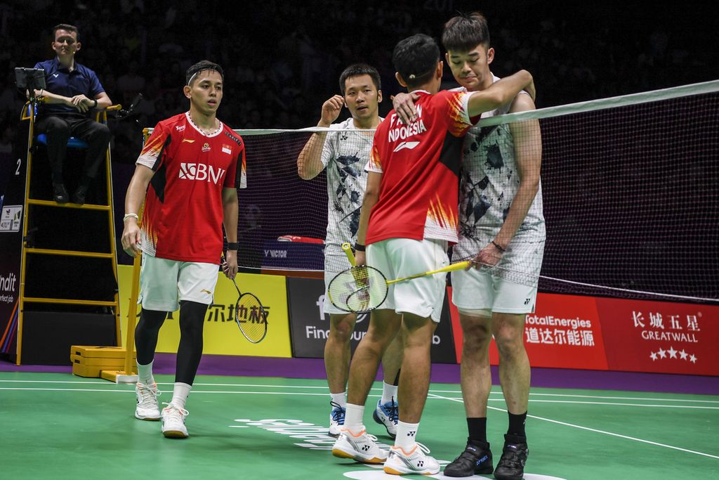 Indonesian men's doubles, Fajar Alfian (second from the right) and Muhammad Rian Ardianto, shake hands with Taiwanese players, Lee Yang and Wang Chi-Lin, in the 2024 Thomas Cup semifinals at Chengdu Hi Tech Zone Sports Center Gymnasium, Chengdu, China, on Saturday (4/5/2024). Fajar/Rian won 16-21, 21-19, 21-18.