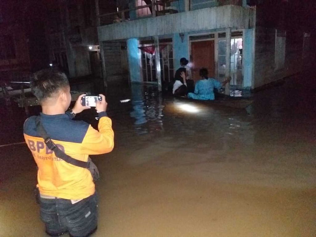 Petugas BPBD Kabupaten Barito Utara memantau kondisi banjir di Desa Kandui, Kecamatan Gunung Timang, Barito Utara, Kalteng, Sabtu (8/2/2020).