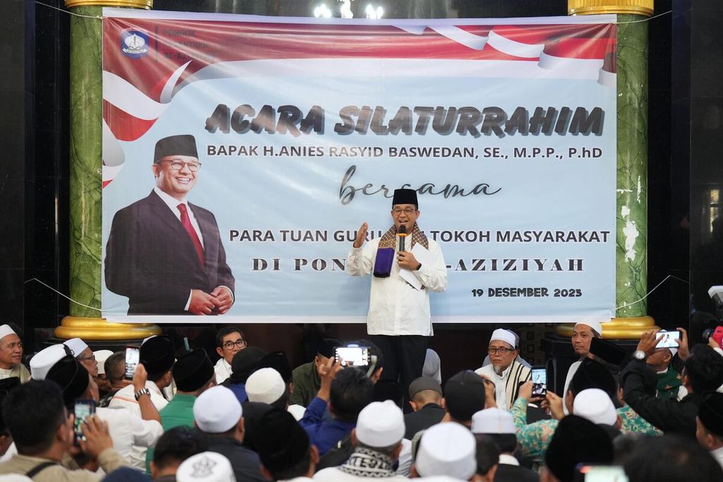 Anies Rasyid Baswedan, calon presiden nomor urut 1, berkunjung ke Pondok Pesantren Al-Aziziyah, Lombok Barat, Nusa Tenggara Barat, Selasa (19/12/2023).